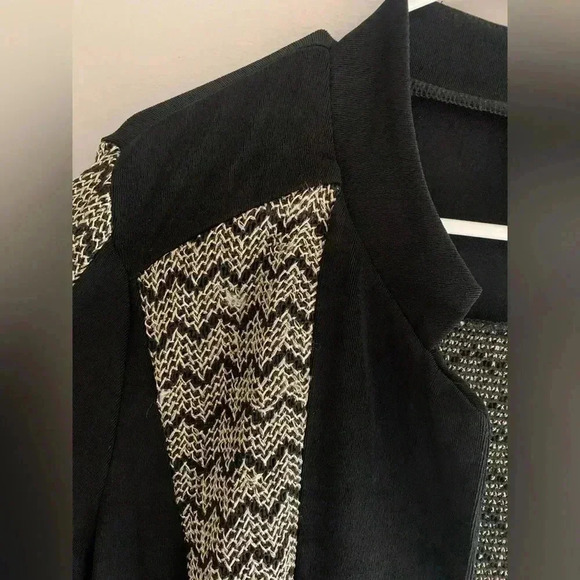 Woman’s Travels By Chicos Black and Gold Long Sleeve Classic Cardigan Size 1 - Picture 9 of 11